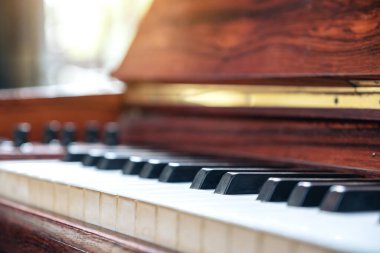 Eski ahşap bir piyanonun yakın plan görüntüsü.
