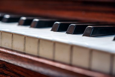 Eski ahşap bir piyanonun yakın plan görüntüsü.