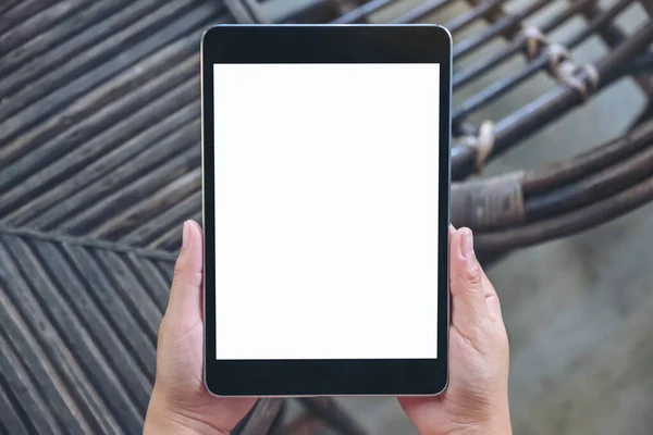 Açık Havada Otururken Boş Beyaz Masaüstü Ekran Ile Siyah Tablet — Stok fotoğraf
