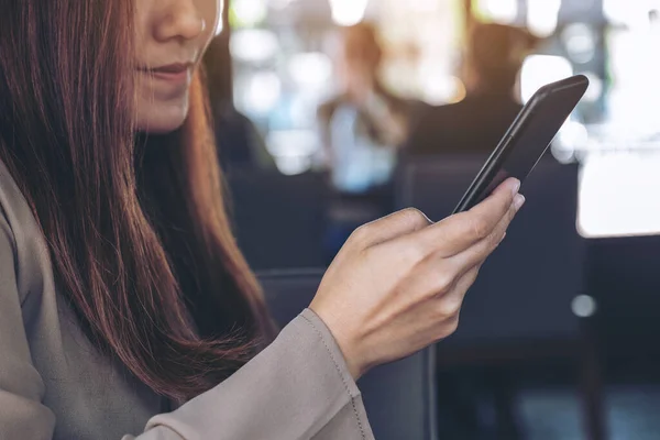 Imagen Cerca Una Mujer Negocios Asiática Sosteniendo Usando Mirando Teléfono —  Fotos de Stock