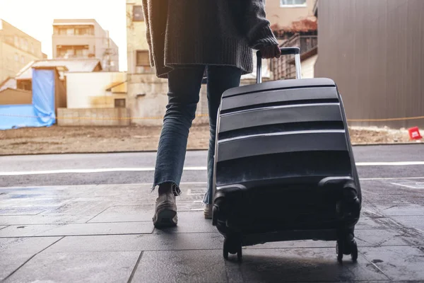 Närbild Kvinna När Reser Och Dra Ett Svart Bagage Naturen — Stockfoto