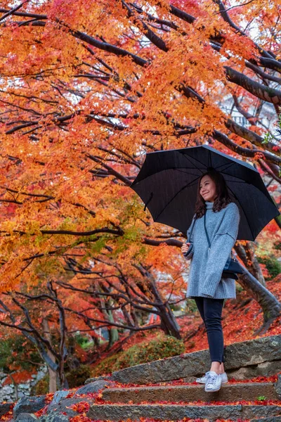 Retrato Imagen Una Hermosa Mujer Asiática Sosteniendo Paraguas Mientras Está —  Fotos de Stock