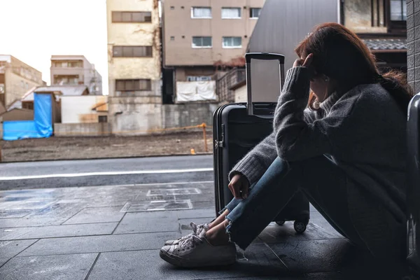Μια Γυναίκα Που Κάθεται Λυπημένη Ενώ Ταξιδεύει Πολλές Τσάντες Στο — Φωτογραφία Αρχείου