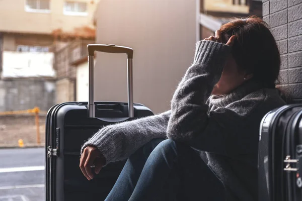 Eine Frau Sitzt Mit Traurigem Gefühl Auf Dem Fußboden Während — Stockfoto