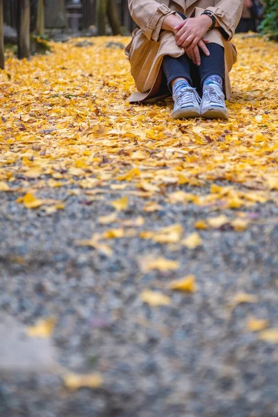 Nahaufnahme Einer Frau Die Allein Auf Der Straße Sitzt Und — Stockfoto