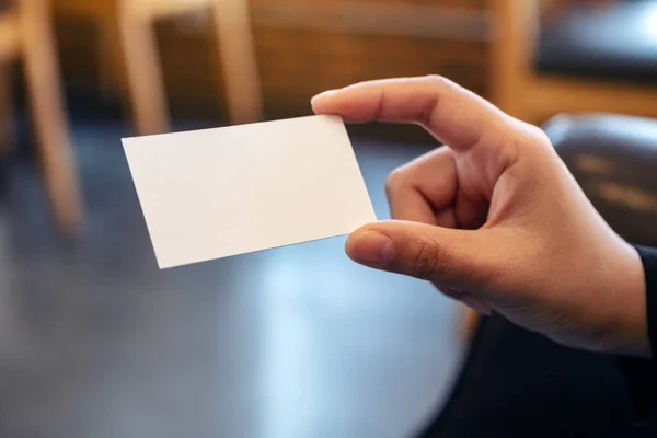 Uma Mão Segurando Branco Vazio Cartão Visita Com Fundo Embaçado — Fotografia de Stock