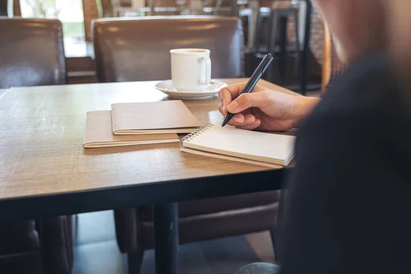 Imagem Close Uma Mulher Escrevendo Caderno Branco Com Xícara Café — Fotografia de Stock