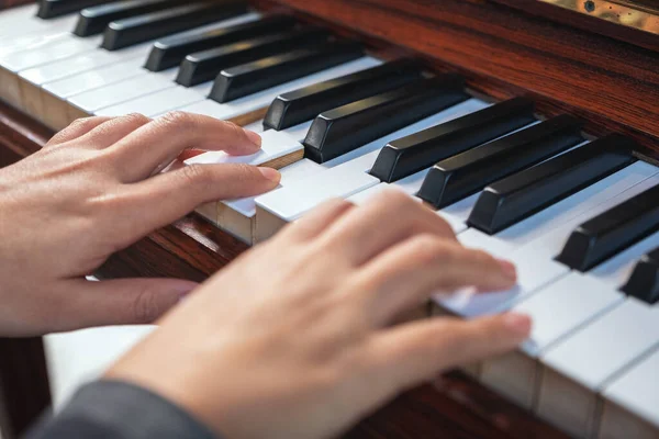 Imagen Cerca Manos Tocando Piano Cola Madera Vintage —  Fotos de Stock