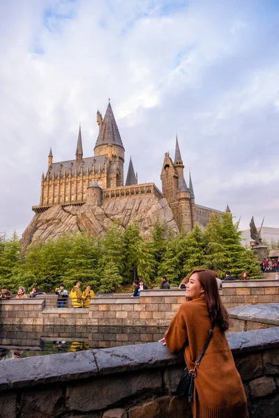 2 Aralık 2018: Osaka Japonya 'da evrensel Japonya' da Harry Potter kalesi olan güzel bir Asyalı kadın