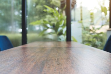 Bulanık yeşil arka planlı ahşap bir çubuğun yakın plan görüntüsü