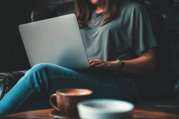 Image Rapprochée Une Femme Travaillant Tapant Sur Clavier Ordinateur Portable — Photo