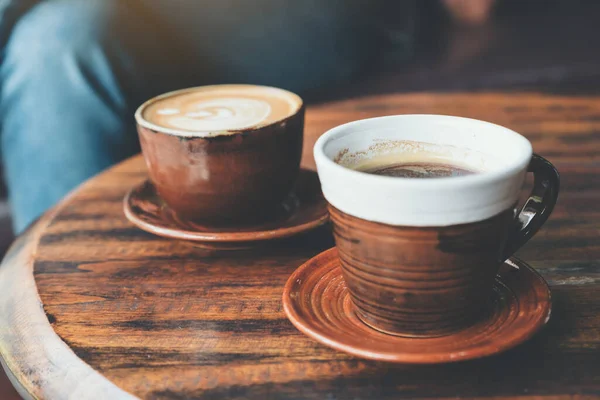 2杯のホットラテコーヒーとブラックコーヒーのイメージをカフェでヴィンテージ木製テーブルにアップ — ストック写真