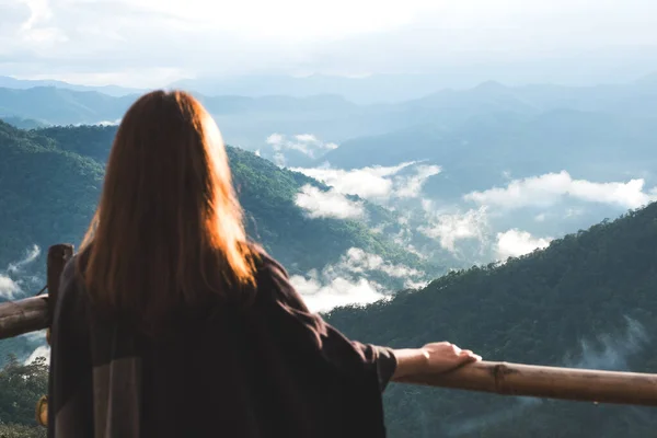 Una Mujer Pie Sola Balcón Mirando Las Montañas Día Nublado —  Fotos de Stock