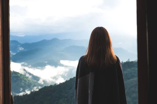 Una Mujer Pie Sola Balcón Mirando Las Montañas Día Nublado —  Fotos de Stock