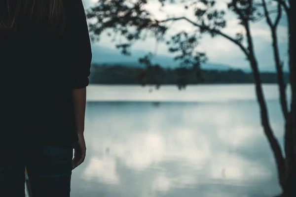 Imagen Cerca Una Mujer Parada Sola Junto Río Con Fondo —  Fotos de Stock