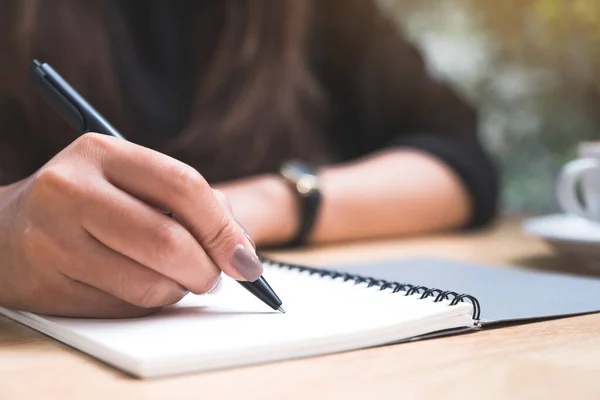 Imagem Close Mão Uma Mulher Escrevendo Caderno Branco Branco Com — Fotografia de Stock