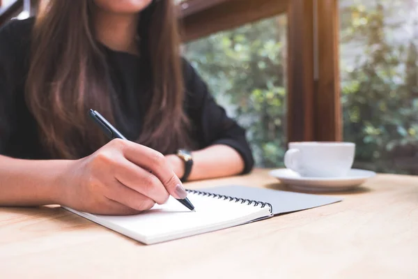 Imagem Close Mão Uma Mulher Escrevendo Caderno Branco Branco Com — Fotografia de Stock
