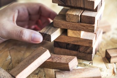 El ele tutuşup Tumble kulesi tahta blok oyunu oynarken yakın plan görüntüsü