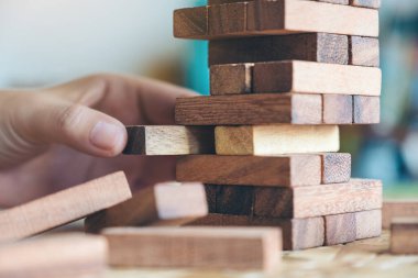 El ele tutuşup Tumble kulesi tahta blok oyunu oynarken yakın plan görüntüsü