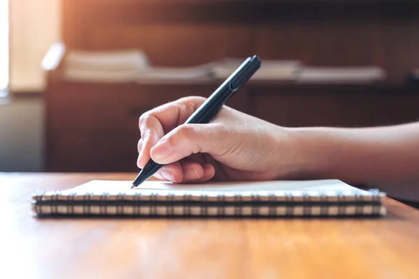 Nahaufnahme Einer Hand Die Auf Ein Weißes Blanko Notizbuch Auf — Stockfoto