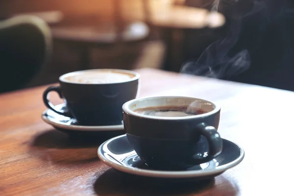 2杯のホットラテコーヒーとアメリカーノコーヒーのイメージをカフェでヴィンテージ木製テーブルにアップ — ストック写真
