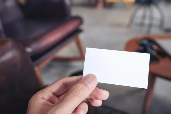 Imagem Perto Mão Homem Segurando Cartão Visita Vazio Café — Fotografia de Stock