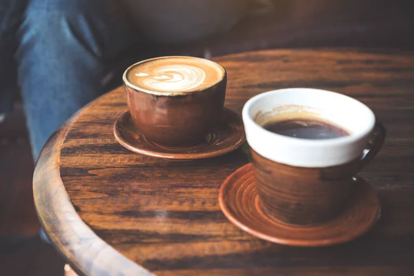 2杯のホットラテコーヒーとブラックコーヒーのイメージをカフェでヴィンテージ木製テーブルにアップ — ストック写真