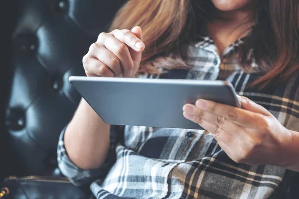 Imagen Primer Plano Una Mujer Sosteniendo Usando Apuntando Tableta Cafetería —  Fotos de Stock