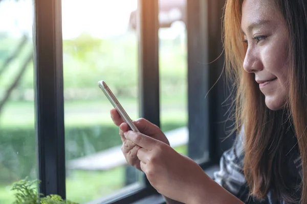 Imagen Cerca Una Mujer Asiática Sosteniendo Usando Mirando Teléfono Inteligente — Foto de Stock