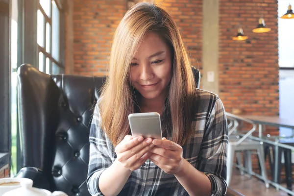 Imagen Cerca Una Mujer Asiática Sosteniendo Usando Mirando Teléfono Inteligente —  Fotos de Stock