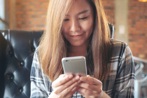 Image Rapprochée Une Femme Asiatique Tenant Utilisant Regardant Téléphone Intelligent — Photo