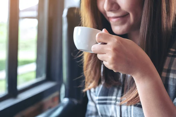 Nahaufnahme Einer Asiatischen Frau Die Café Heißen Kaffee Hält Und — Stockfoto