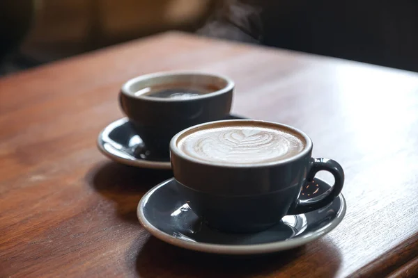 Closeup Εικόνα Των Δύο Μπλε Φλιτζάνια Ζεστό Καφέ Latte Και — Φωτογραφία Αρχείου