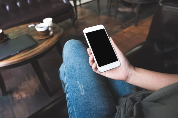 Imagen Burlona Las Manos Mujer Sosteniendo Teléfono Móvil Blanco Con — Foto de Stock