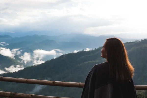 Uma Mulher Sozinha Olhando Para Montanhas Dia Nebuloso Com Fundo — Fotografia de Stock