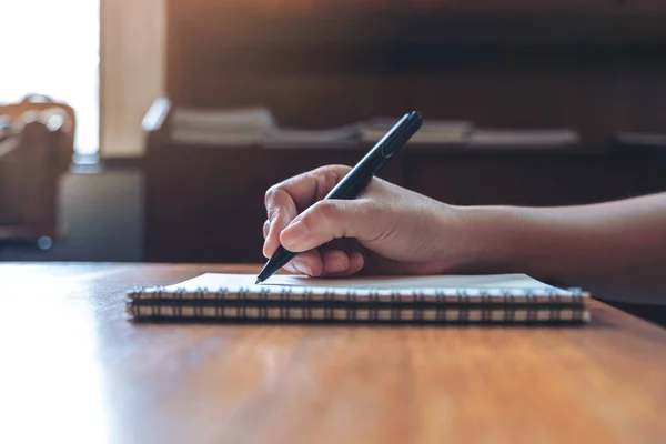 Närbild Bild Hand Skriva Ner Vit Tom Anteckningsbok Träbord — Stockfoto