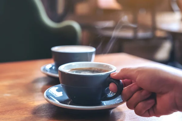 Imagen Primer Plano Una Mano Sosteniendo Una Taza Azul Café —  Fotos de Stock