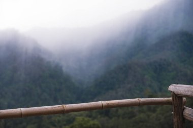 Yağmurlu bir günde yeşil yağmur ormanı tepelerinin manzarası bulutlu gökyüzü arkaplanıyla