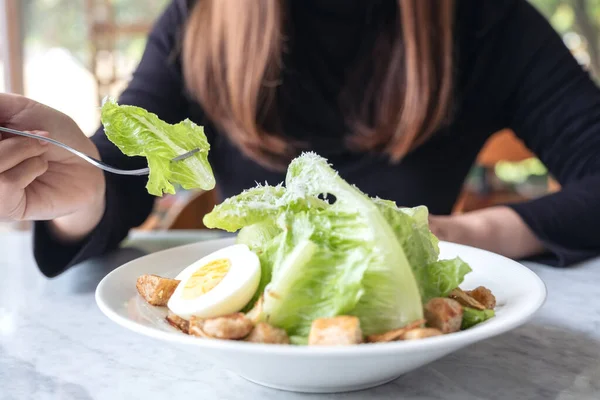 Imagem Perto Uma Mulher Comendo Salada César Por Garfo Mesa — Fotografia de Stock
