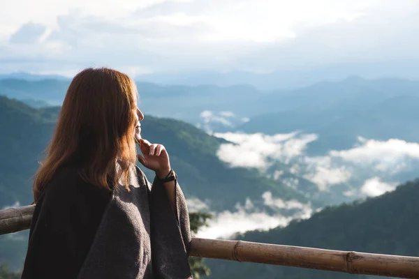 Una Mujer Sentada Sola Mirando Montañas Día Niebla Con Fondo — Foto de Stock
