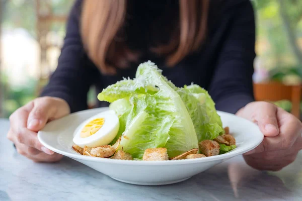 Imagem Perto Uma Mulher Segurando Mostrando Prato Salada César Mesa — Fotografia de Stock