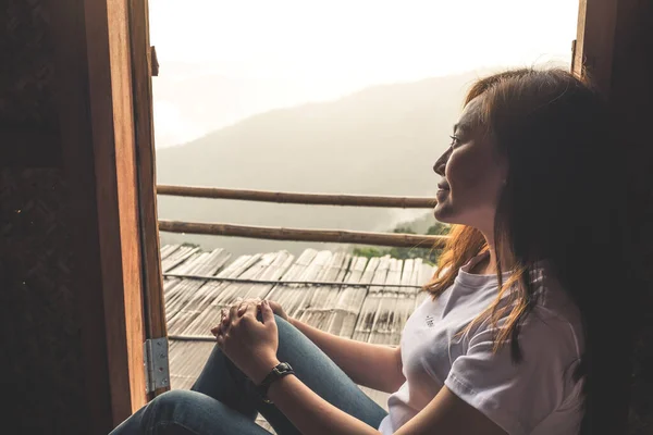 Una Hermosa Mujer Asiática Sentada Sola Mirando Montañas Día Brumoso — Foto de Stock