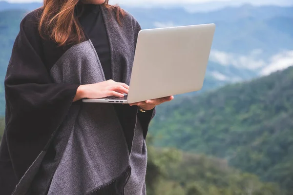 Zbliżenie Obrazu Kobiety Pracującej Piszącej Laptopie Zielonymi Górami Mglisty Dzień — Zdjęcie stockowe