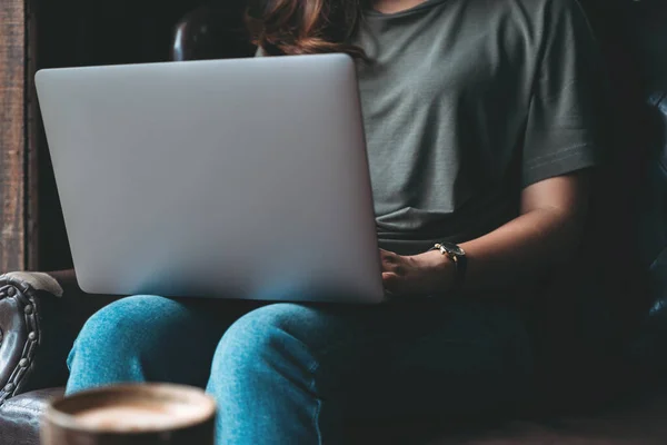 Image Rapprochée Une Femme Travaillant Tapant Sur Clavier Ordinateur Portable — Photo