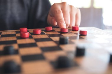 Satranç tahtasındaki dama oynayan ve hareket eden insanların yakın plan resmi