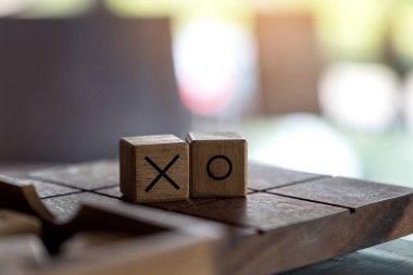 Tahta Tic Tac Toe oyununun ya da bir kutuda OX oyununun yakın plan resmi