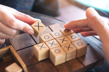 Tahta Tic Tac Toe oyunu ya da OX oyunu oynayan insanların yakın plan görüntüsü 
