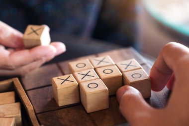 Tahta Tic Tac Toe oyunu ya da OX oyunu oynayan insanların yakın plan görüntüsü 