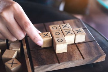 Tahta Tic Tac Toe oyunu ya da OX oyunu oynayan insanların yakın plan görüntüsü 