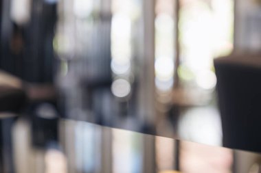 Kafe arkaplanındaki çimen tablosunun bulanık görüntüsü